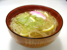 鶏塩や店長の日本一の比内地鶏ブログ-レモン載せ　塩スープ稲庭うどん