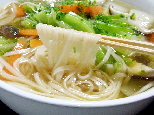 秋田の美味しい食べ方。比内地鶏ショップ名物店長の料理＆釣りブログ-たっぷり野菜の塩スープうどん