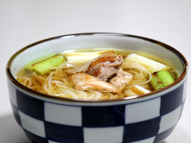 秋田の美味しい食べ方。比内地鶏ショップ名物店長の料理＆釣りブログ-鶏ガラ醤油スープで食べる稲庭うどん