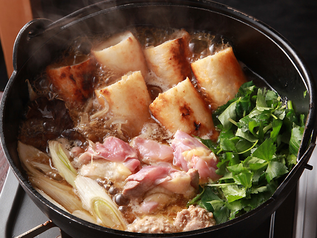 この鶏の肉、脂、出汁を全て味わえる「きりたんぽ鍋」は、本当に理にかなった素晴らしい料理だと思いますし、米処秋田の米で作る「きりたんぽ」まで一緒にいただける、まさに秋田が詰まった最高の郷土料理ですね！。